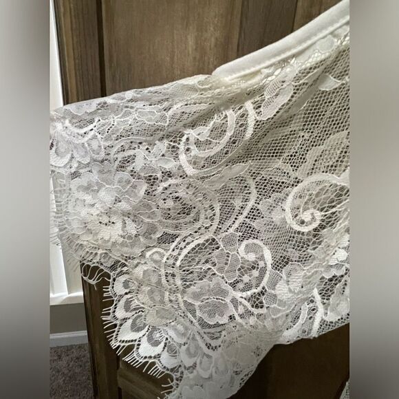 EUC Beautiful lace cut out shoulder swimsuit coverup - Picture 3 of 3